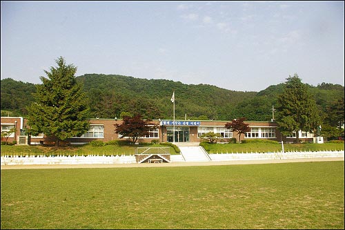 안성 산평초등학교는 '뫼뜨락(산평의 우리말)'답게 산자락에 자리잡고 있다. 